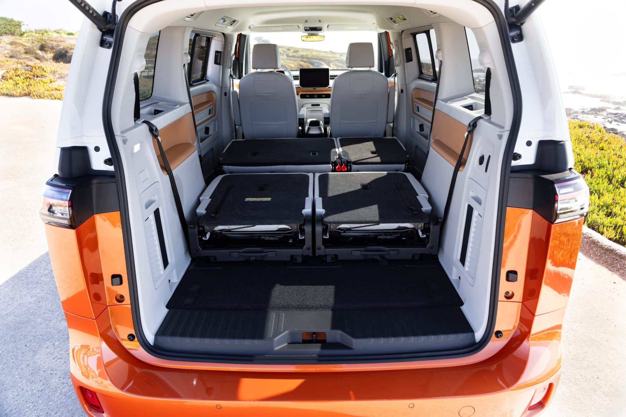 2025 VW ID.Buzz Candy White Over Energetic Orange 20 scaled
