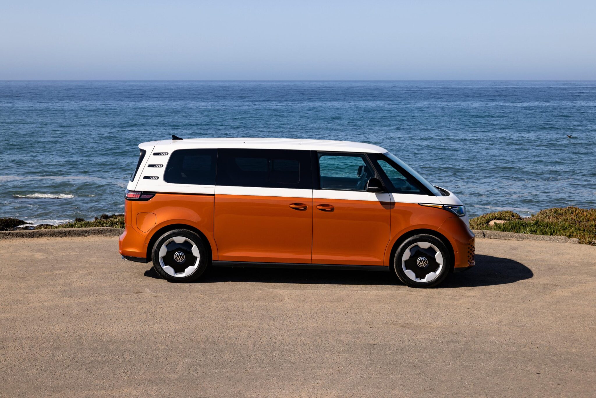 2025 VW ID.Buzz Candy White Over Energetic Orange 31 scaled