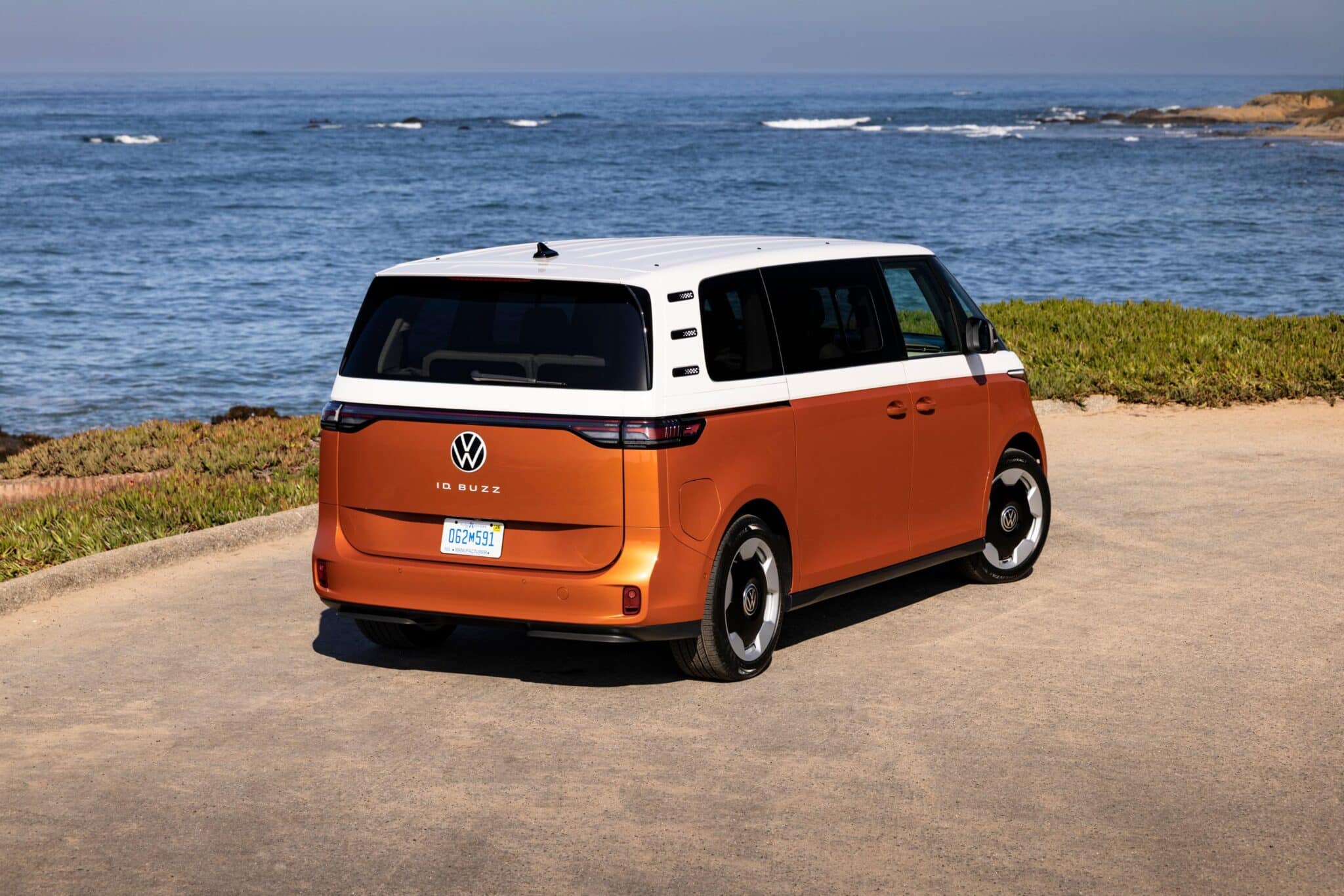 2025 VW ID.Buzz Candy White Over Energetic Orange 35 scaled