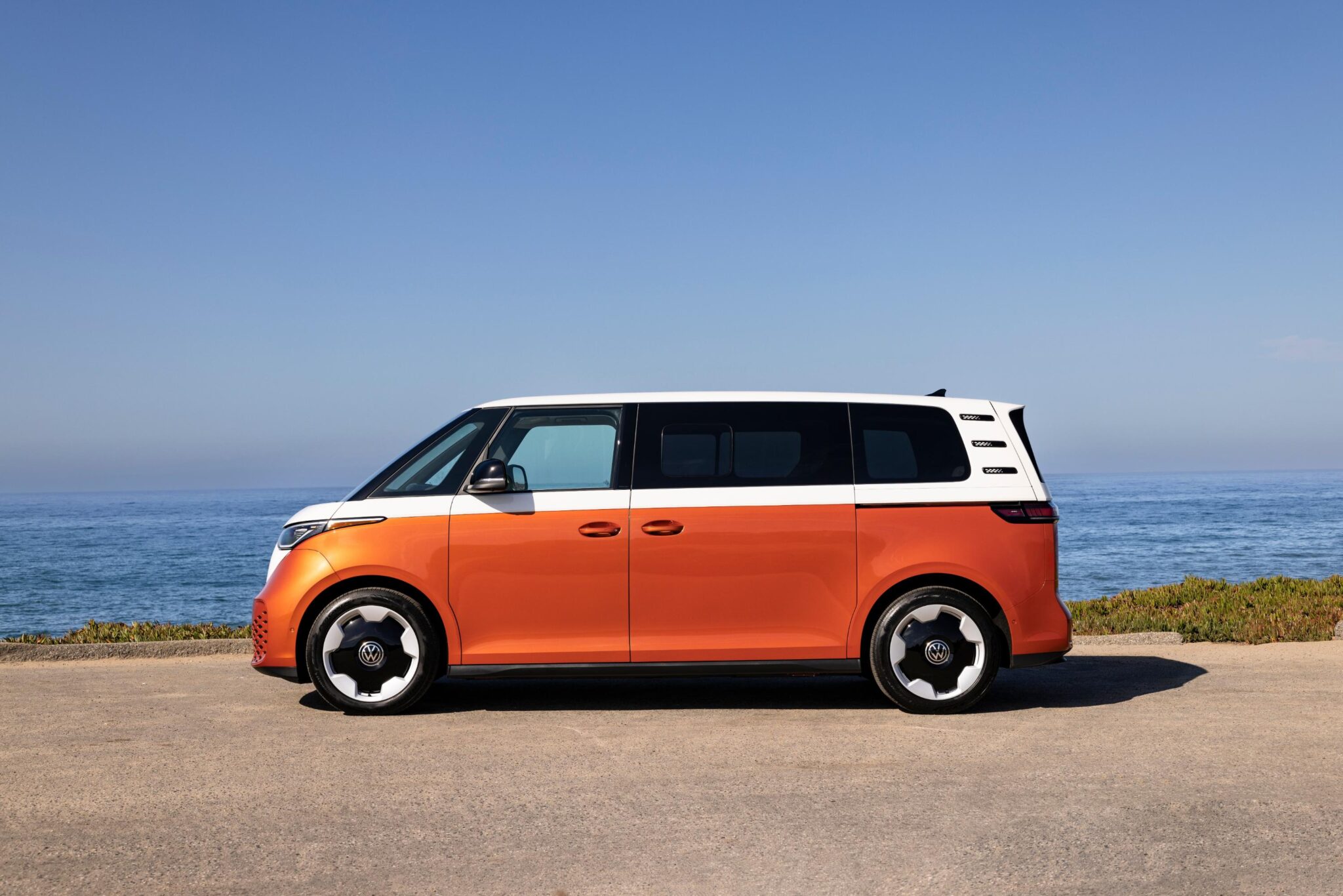 2025 VW ID.Buzz Candy White Over Energetic Orange 38 scaled