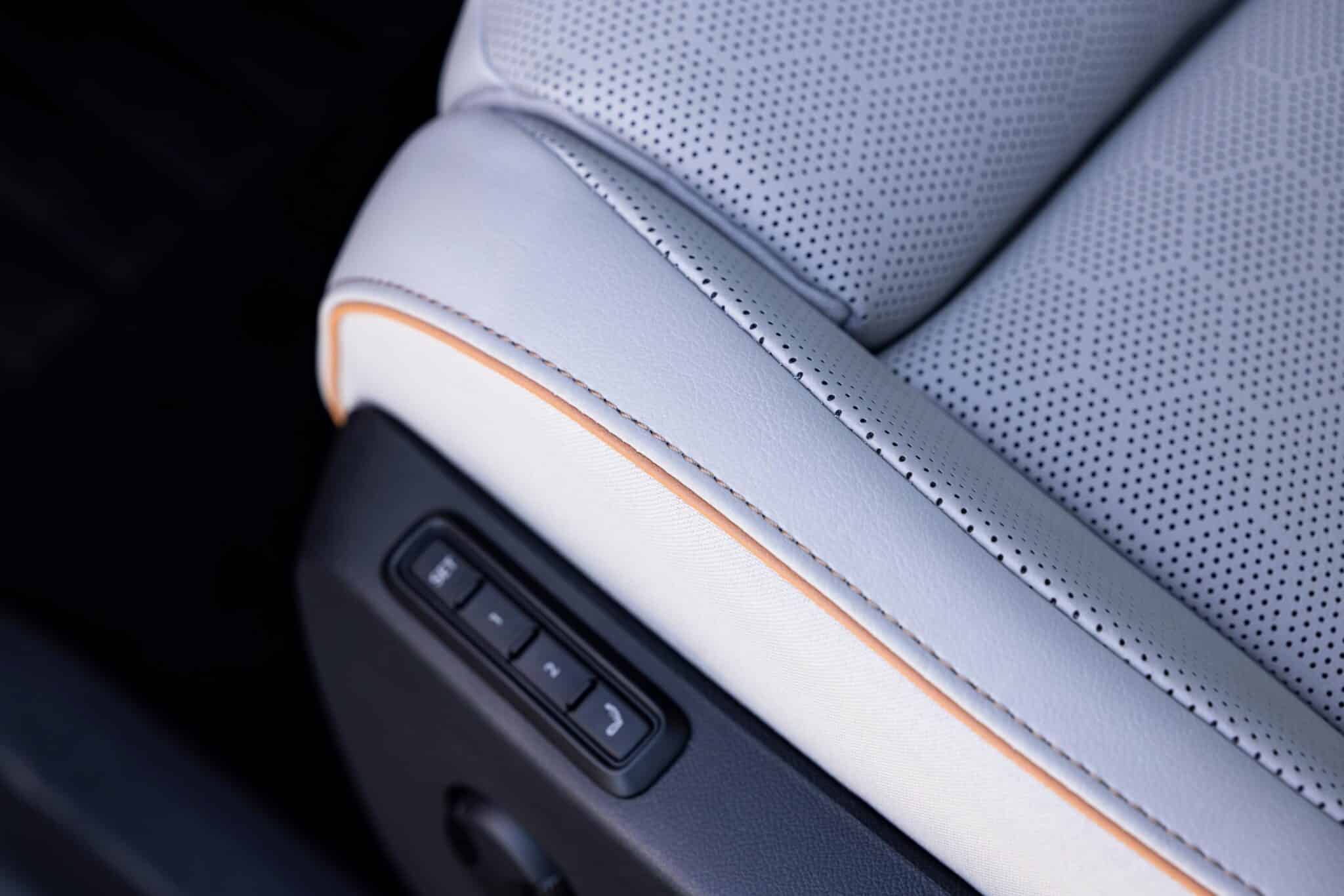 2025 VW ID.Buzz Candy White Over Energetic Orange 4 scaled