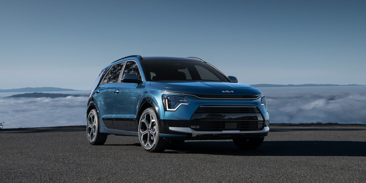 Three-quarter front view of a 2023 blue Kia Niro PHEV