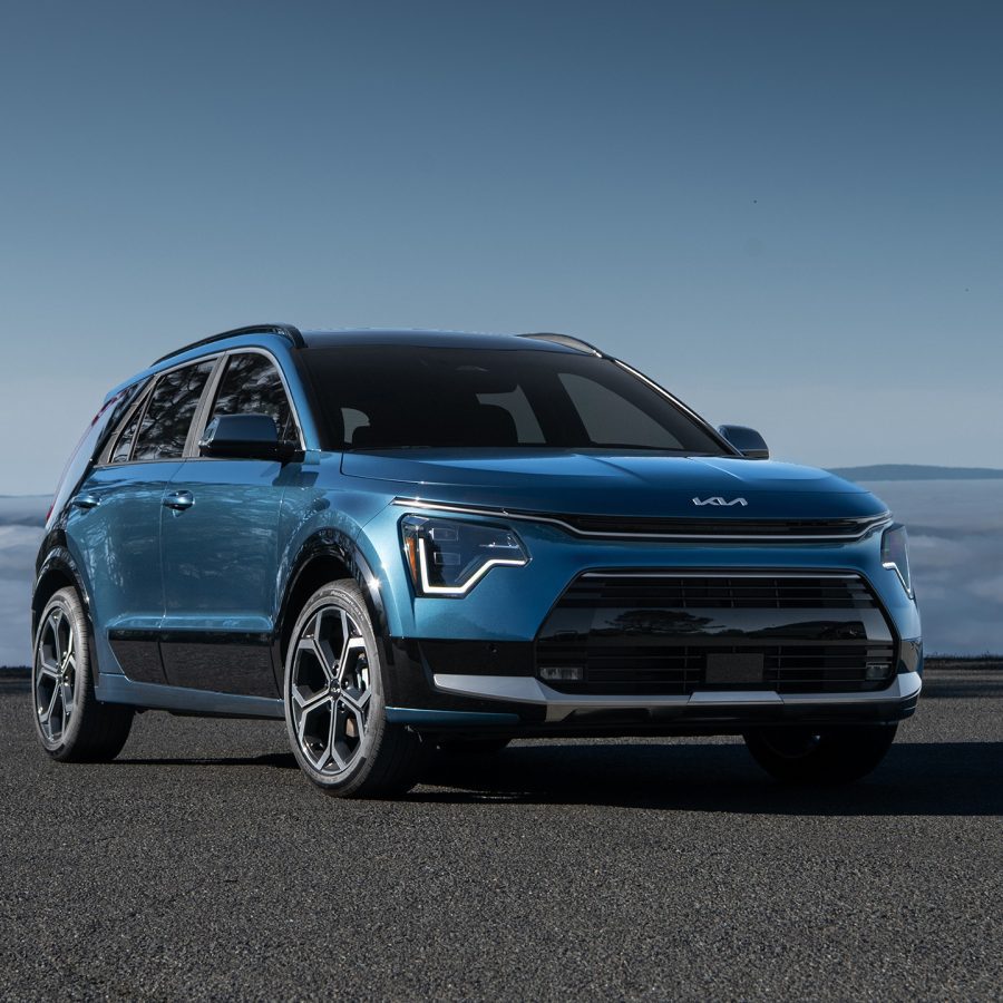 Three-quarter front view of a 2023 blue Kia Niro PHEV