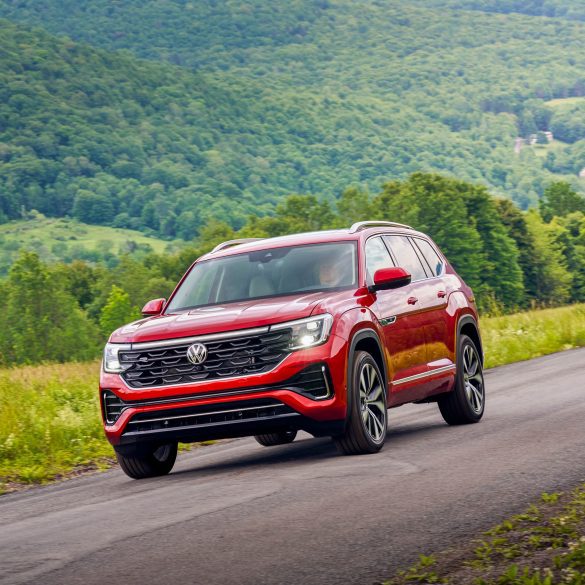 Three-quater front view of a 2024 red Volkswagen Atlas